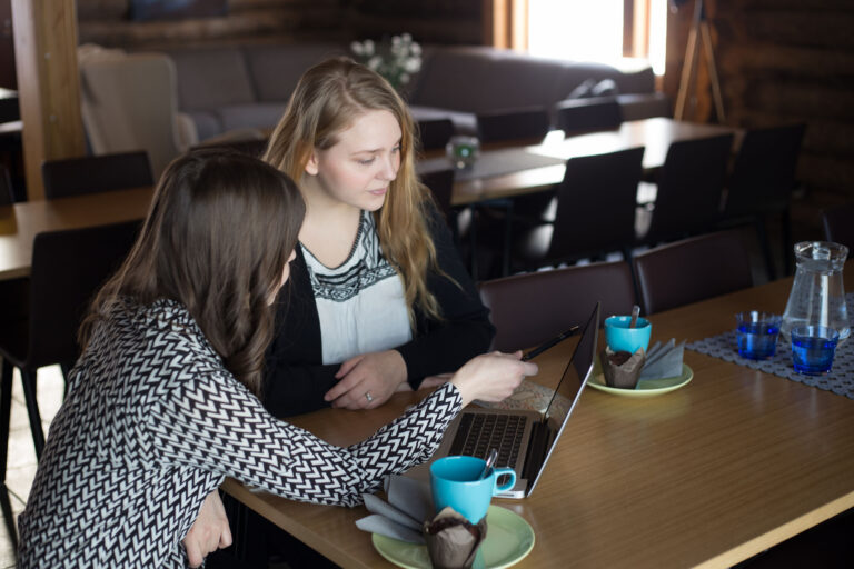 kaksi naista kokoustamassa virnashuvilassa