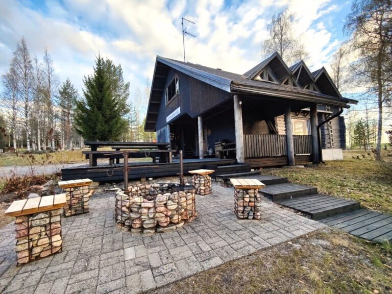 Revontuli Resortin Virmashuvila kuvattuna keväällä