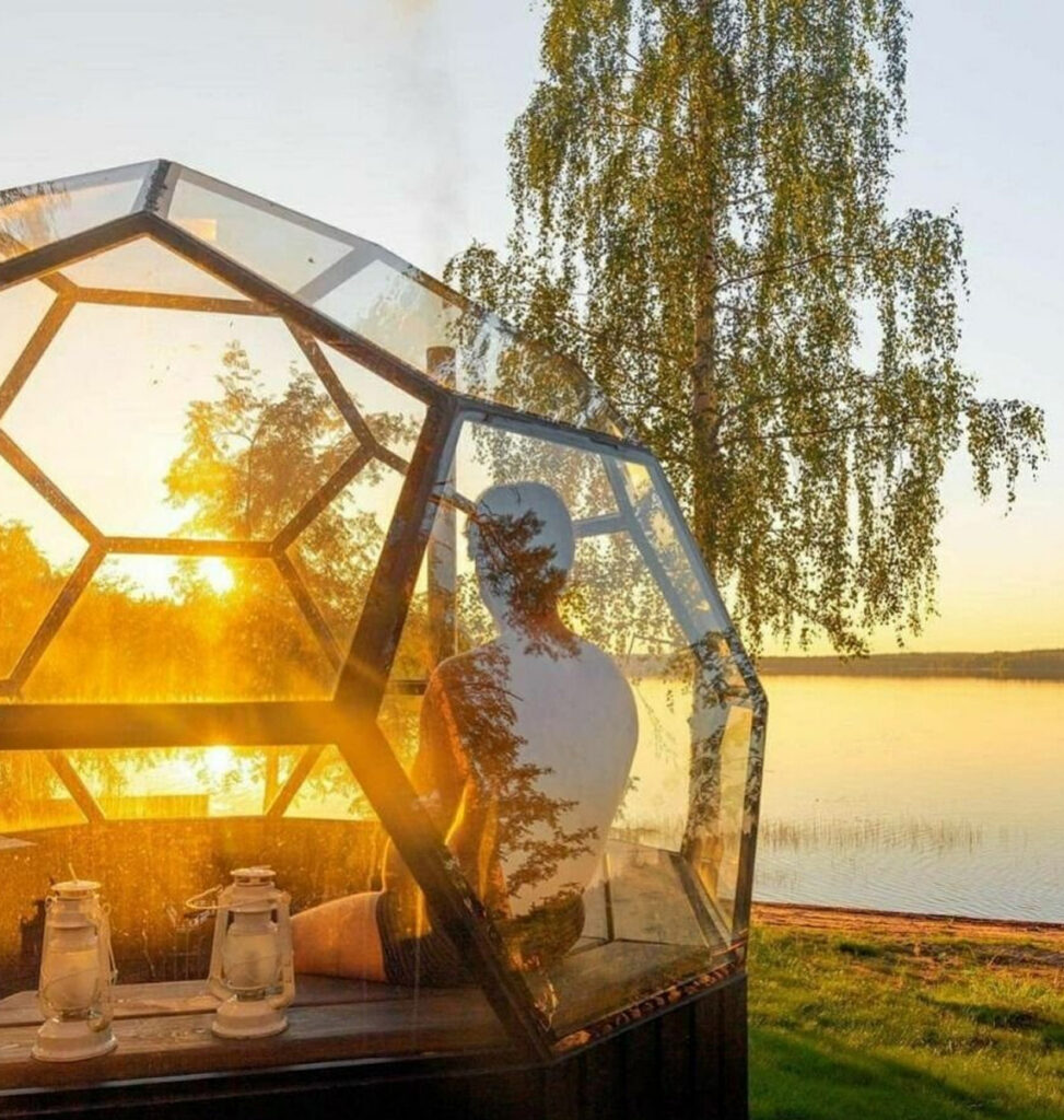 iglusauna järven äärellä