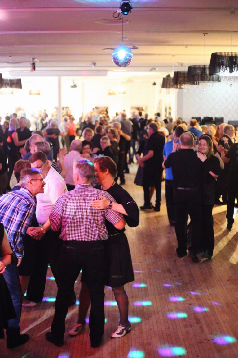 revontulen tanssi-ilta