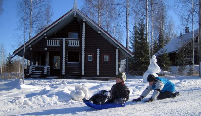 mökki talvi lapset