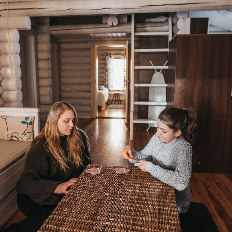 Cabin Isokarhu, girls playing cards