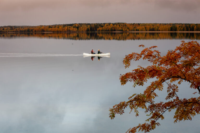 a couple canoeing on Lake Virmas