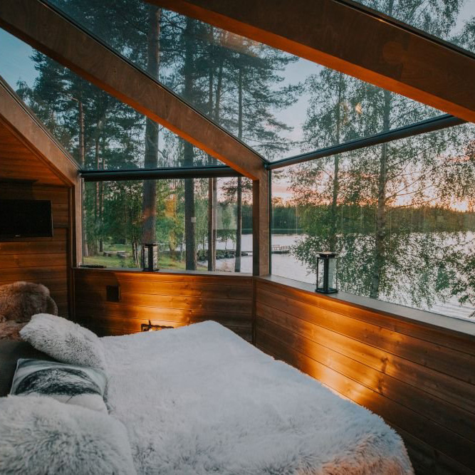 Deluxe Kaiku and Kuiske picture from inside of the glass igloo