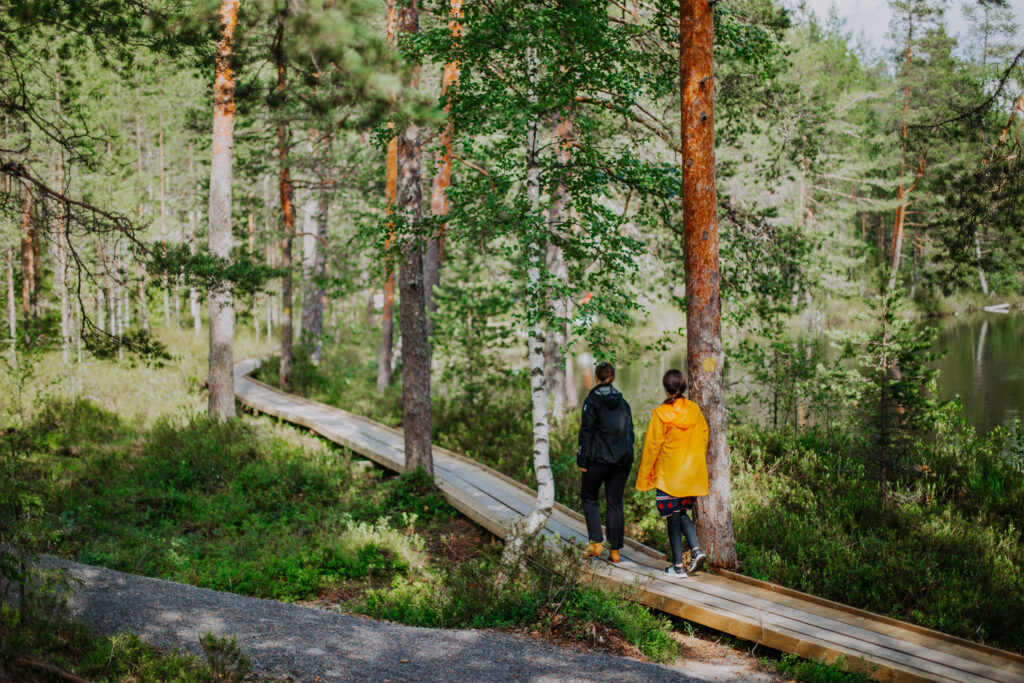 two women walking on a nature trail in Konnevesi
