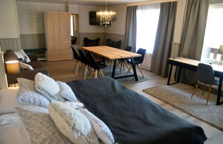 Revontuli Resort hotel room bed