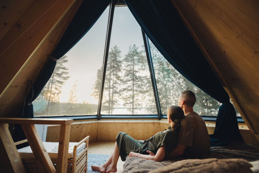 kaksi ihmistä lasi-iglussa