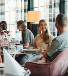 pariskunta syömässä ravintola Loimussa