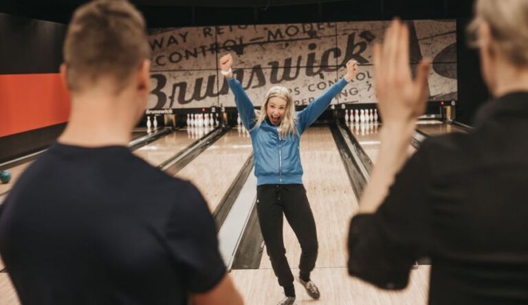 nainen tuulettaa keilauksen lomassa