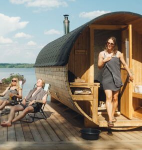 tynnyrisauna järven äärellä