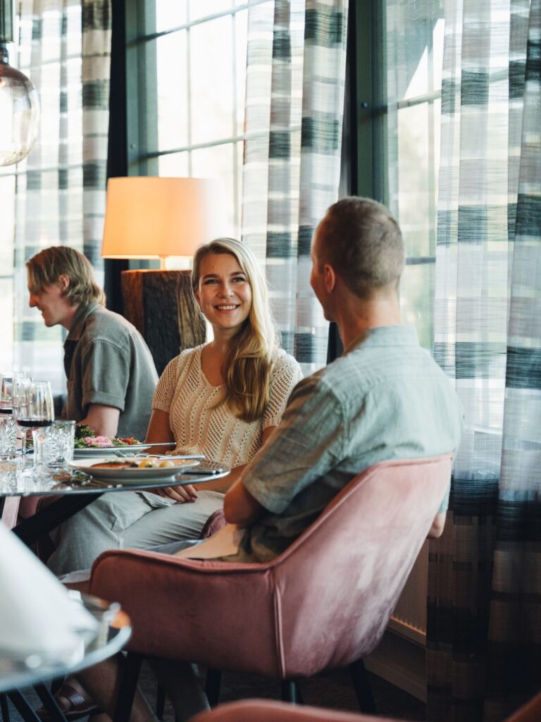 Loimu ravintolassa ruokailijoita.